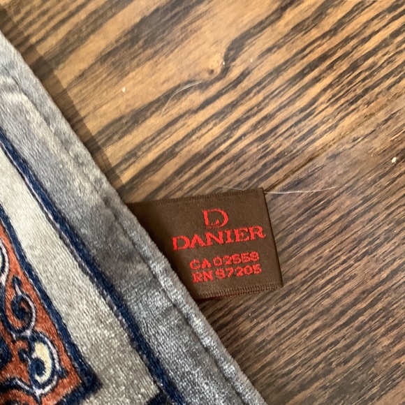 Genuine DANIER SCARF - Picture 3 of 6
